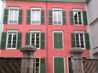  immeuble rouge aux volets verts